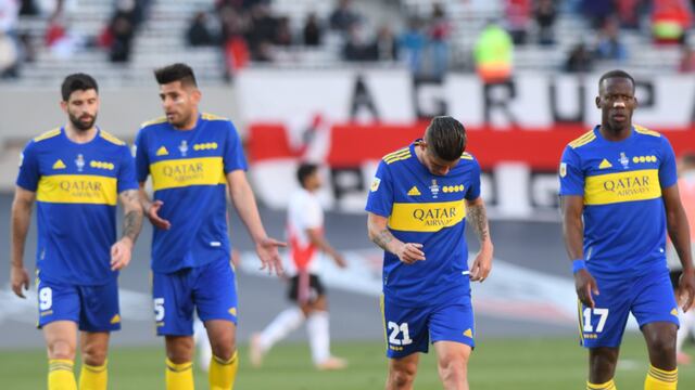 Los hinchas y periodistas de Boca criticaron a los jugadores por la derrota en el Superclásico.