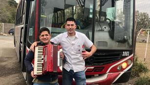 Tomás Álvarez junto al chófer de la línea 23 de Ersa, Gabriel Vitali. (Instagram)