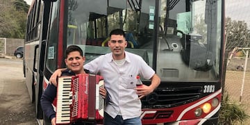 Tomás Álvarez junto al chófer de la línea 23 de Ersa, Gabriel Vitali. (Instagram)