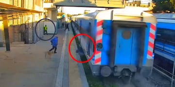 El momento en el que la mujer cae del andén.