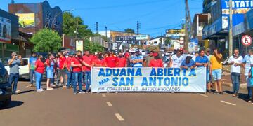 Comerciantes de San Antonio protestaron en la aduana de Irigoyen por 
la habilitación del paso con Brasil.