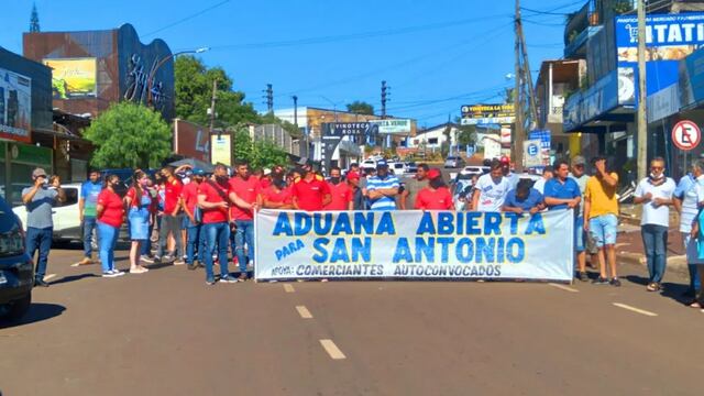 Comerciantes de San Antonio protestaron en la aduana de Irigoyen por 
la habilitación del paso con Brasil.