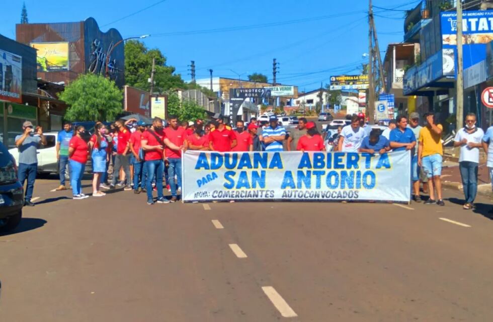 Comerciantes de San Antonio protestaron en la aduana de Irigoyen por la habilitación del paso con Brasil