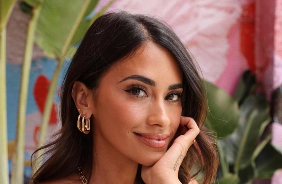 El destape de Antonela Roccuzzo: vestido ultra ajustado y transparencias para una noche romática con Messi
