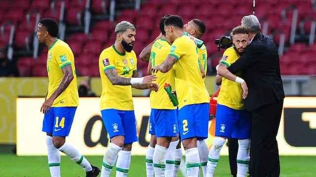 Los futbolistas brasileños y su entrenador, Tité.