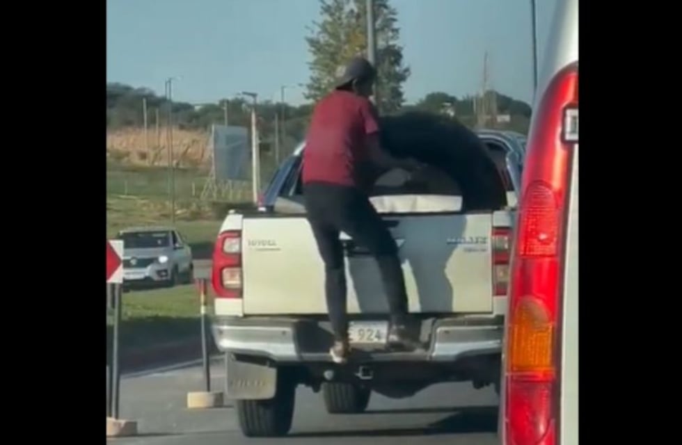 Inseguridad en Córdoba: un ladrón se trepó de una camioneta y el chofer reaccionó de una manera particular