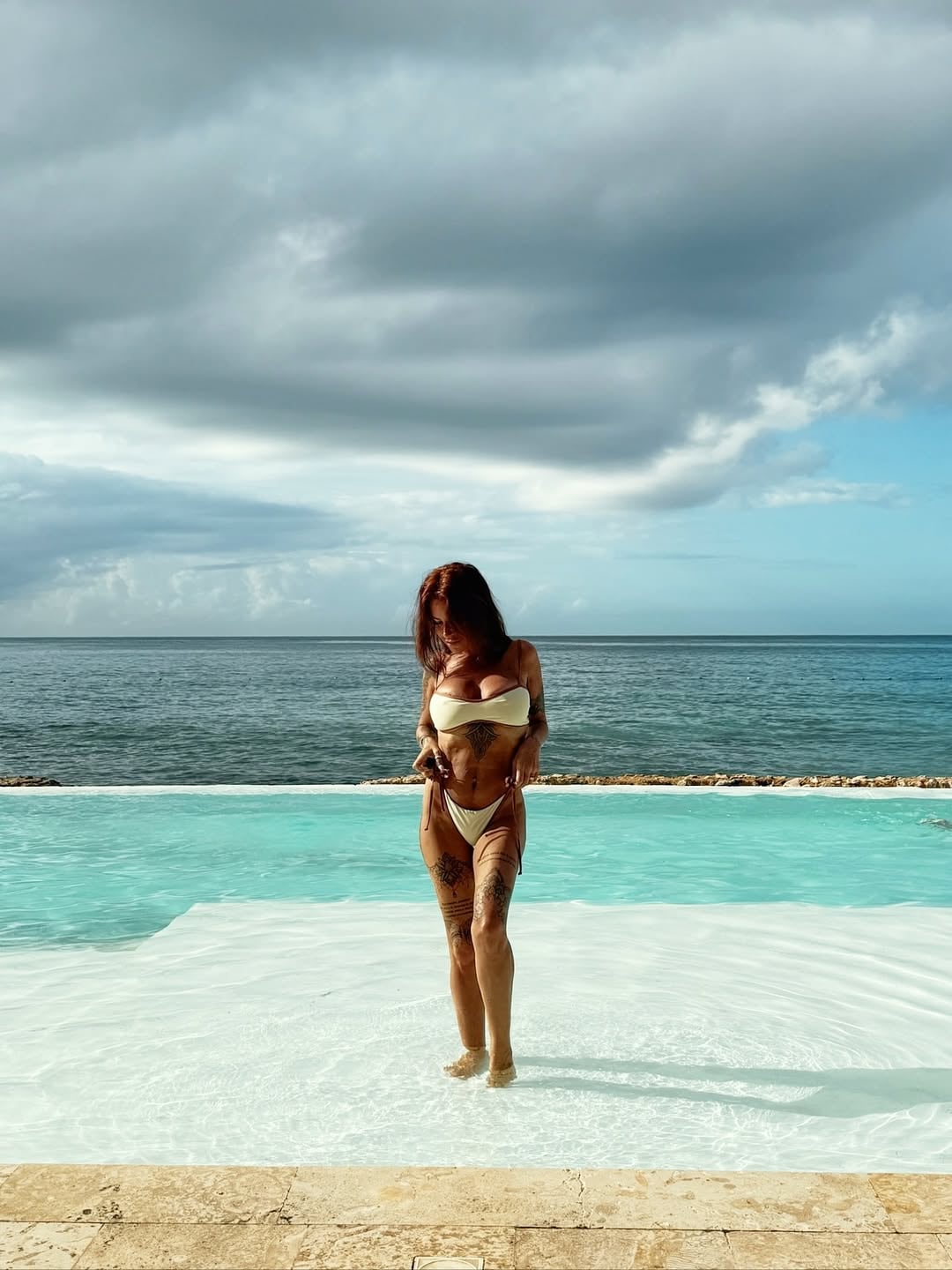 Flor Peña eligió el traje de baño más diminuto de la temporada y disfrutó del mar sin tapujos