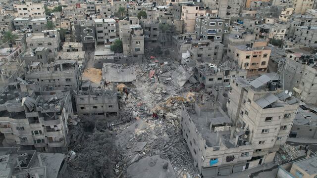 Palestinos inspeccionan los escombros de una vivienda que fue alcanzada por un bombardeo aéreo israelí, en el campo de refugiados de Khan Younis, en la Franja de Gaza, el 27 de octubre de 2023. (AP Foto/Hatem Moussa)