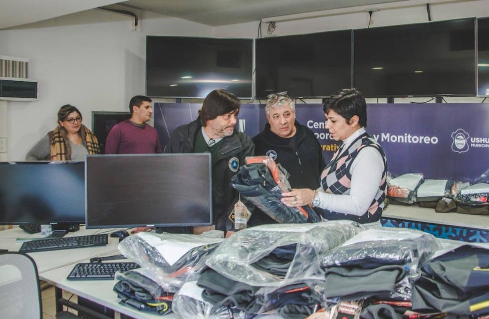 La Municipalidad de Ushuaia entregó indumentaria a trabajadores y trabajadoras de Defensa Civil