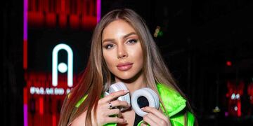 Romina Malaspina causó furor desde la cabina del DJ en top con aberturas y pantalón tiro bajo.