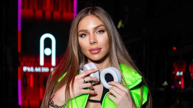 Romina Malaspina causó furor desde la cabina del DJ en top con aberturas y pantalón tiro bajo.