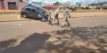 Garupá: conductor se descompensó mientras manejaba y chocó contra una jirafa de luz.