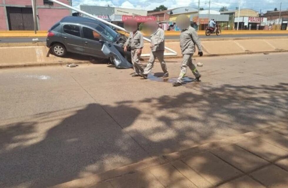 Garupá: conductor se descompensó mientras manejaba y chocó contra una jirafa de luz