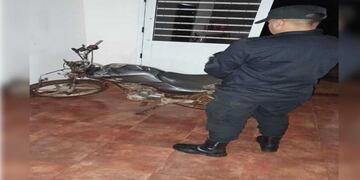 Despistó con una motocicleta robada y fue detenido.