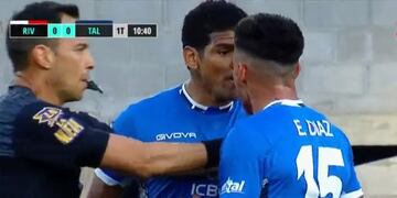 Un error en la defensa de Talleres casi termina en gol para River.