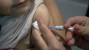 Los niños también deben vacunarse contra la gripe
Comenzó hoy la primera vacunación antigripal que llegó en las últimas horas a la provincia de Mendoza, de un total de 28 mil dosis, serán destinadas, a partir de hoy, a los niños sanos de entre 6 y 24 meses, en el Hospital Humberto Notti
Foto: Orlando Pelichotti / Los Andes