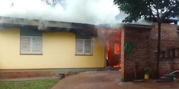 Incendio en Jardín América: familia quedó sin nada después de encender una vela a San Cayetano.