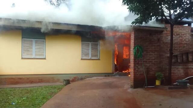 Incendio en Jardín América: familia quedó sin nada después de encender una vela a San Cayetano.
