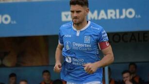 Gonzalo Maffini, zaguero y capitán de un Estudiantes de Río Cuarto que pelea arriba (Prensa AAE).