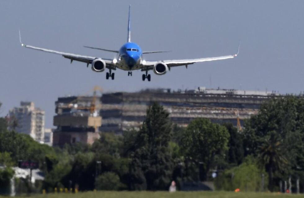 Un piloto de Aerolíneas y otro de un avión sanitario se insultaron en el aire: “Te espero en la esquina”