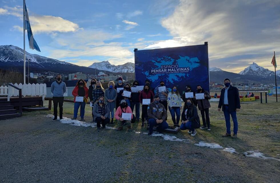Malvinas: la Municipalidad de Ushuaia distinguió a alumnos por trabajo de investigación con temática malvinera