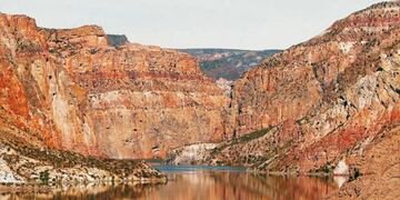La reserva natural de la Laguna del Atuel es una de las atracciones más imponentes de Mendoza.