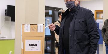 El presidente Alberto Fernández emitió su voto. Por la noche, asumió la dura derrota (La Voz).