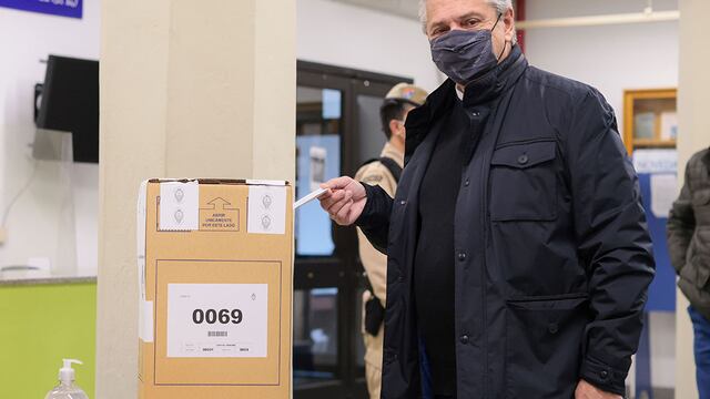 El presidente Alberto Fernández emitió su voto. Por la noche, asumió la dura derrota (La Voz).
