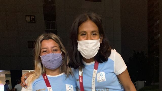 Yanina Martínez y Antonella Ruiz Díaz compartieron una foto luego de ganar las primeras medallas argentinas en los Juegos Paralímpicos de Tokio.