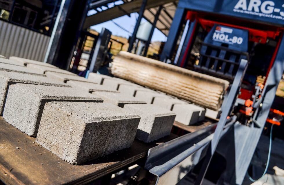 La Falda, la localidad que comienza el adoquinado de calles con producción propia