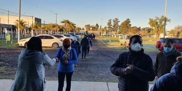 Con temperaturas de 2° los goyanos acudieron a los centros de vacunación desde temprano.