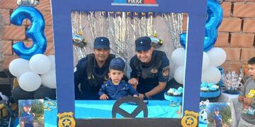 Es fan de la Policía y dos oficiales lo sorprendieron en su cumpleaños.