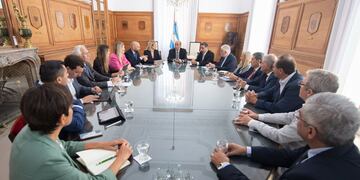 El ministro del Interior, Guillermo Francos, se reunión con funcionarios de Córdoba, Santa Fe, Jujuy, Tucumán y Entre Ríos para analizar los cambios en la regulación de los biocombustibles. (Presidencia)