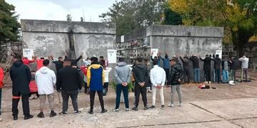 Una caravana de delincuentes fue al cementerio de La Plata y terminó detenida por la policía.