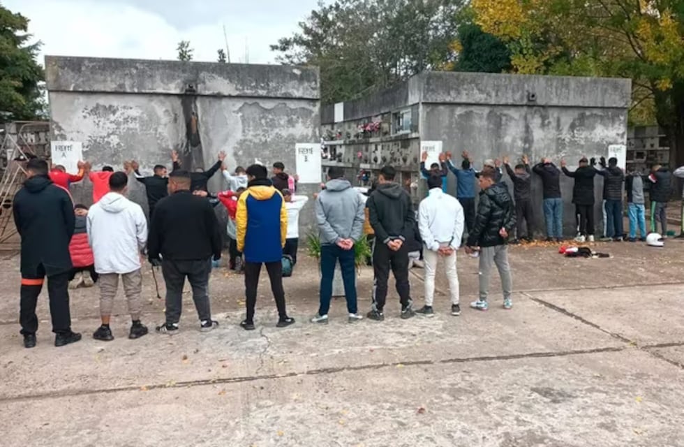 Insólito: motochorros robaron, fueron a despedir a un amigo al cementerio y terminaron detenidos en La Plata