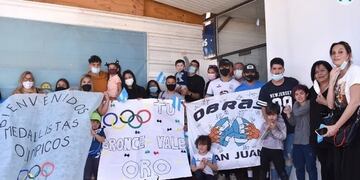 Familiares y amigos recibieron a los deportistas en el aeropuerto Domingo Faustino Sarmiento.