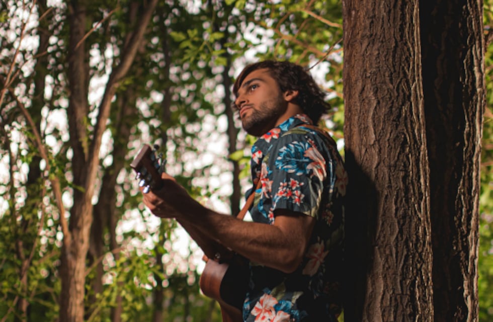 Gastón Locampo, el músico cordobés que busca triunfar en la industria con su tinte “pop latino”