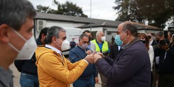 Manzur y Alfaro visitaron el nodo de vacunación del 107.