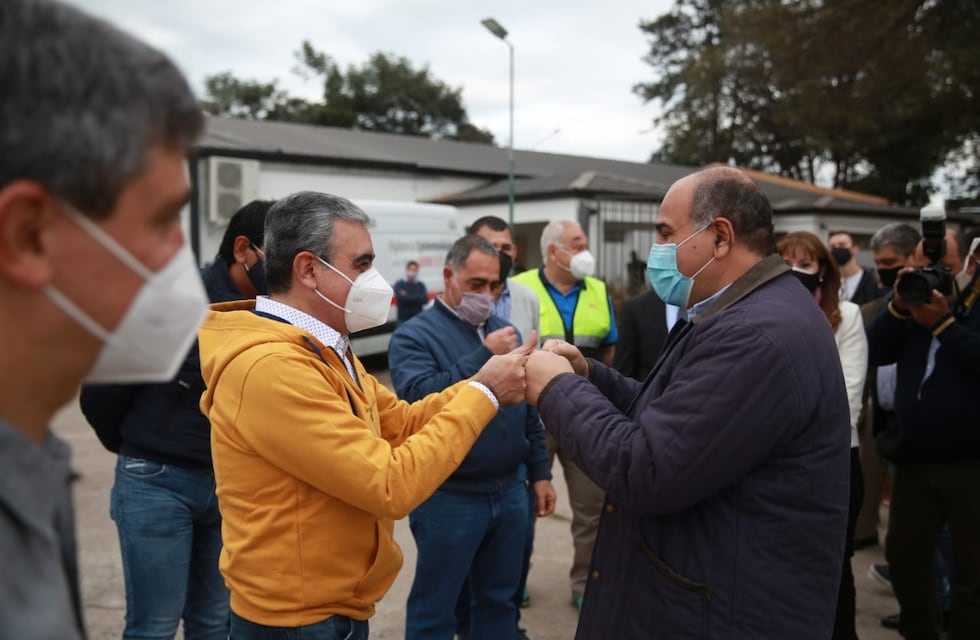 Manzur y Alfaro recorrieron el vacunatorio del 107