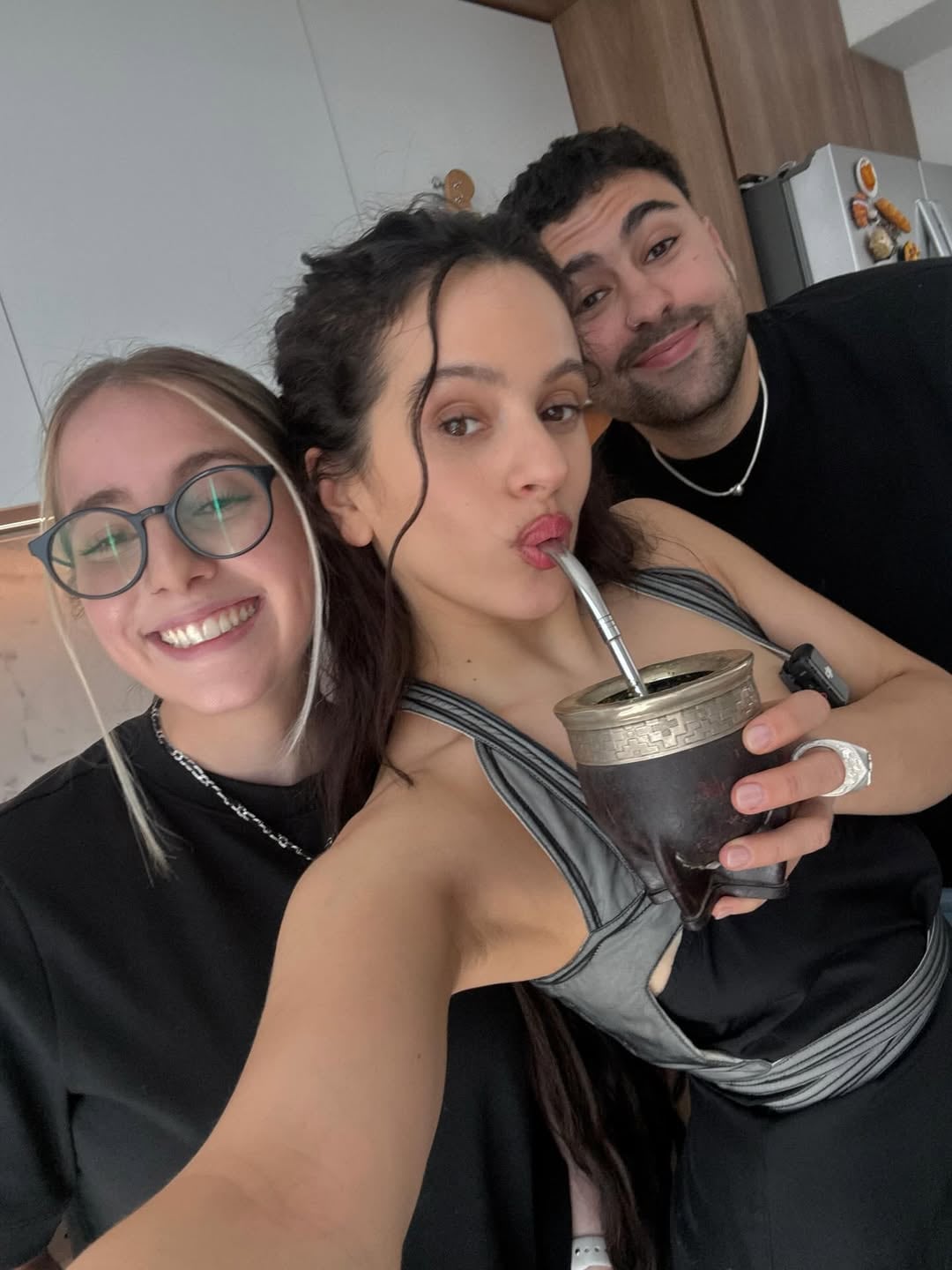 Rosalía junto a Ailu y Simón, con quienes cocinó empanadas.