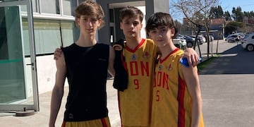 Ignacio Rial, Simón Avaca y Pedro Del Grazia clasificaron a la Final Four de la Liga Federal U 15. (Foto: Punta Basquet).
