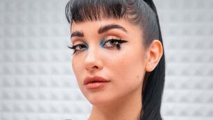 El azul arrasa en los looks de María Becerra: microbikinis, tops y hasta delineado.