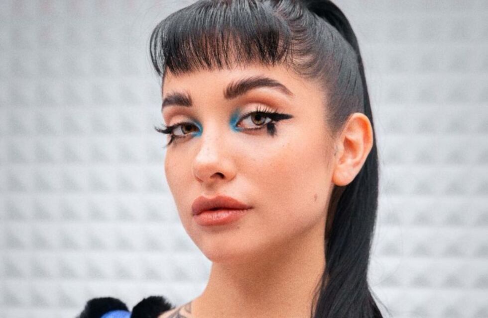 El azul arrasa en los looks de María Becerra: microbikinis, tops y hasta delineado