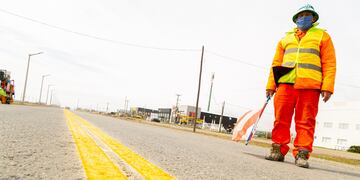 Vialidad Provincial efectúa trabajos de demarcación y señalización en la Ruta N° 3