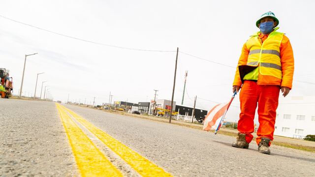 Vialidad Provincial efectúa trabajos de demarcación y señalización en la Ruta N° 3