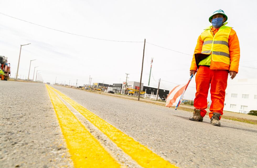 Río Grande: Vialidad Provincial efectúa trabajos de demarcación y señalización en la Ruta N° 3