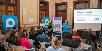 la concejal y precandidata a intendenta, Natalia Colomé, explicó que “la problemática de la gestión de los residuos así como impulsar la economía circular, en nuestro partido de Azul necesita un abordaje integral y profundo”.