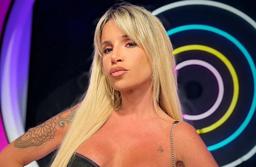 Flor Peña enloqueció a sus seguidores desde Salta, sentada sobre un sillón flotante y en ropa interior de encaje