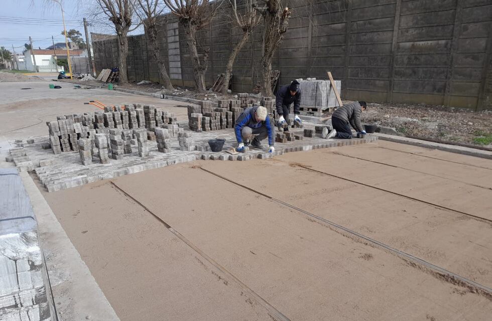 Continúan las tareas de mejora en calles y espacios públicos del distrito de Gonzales Chaves