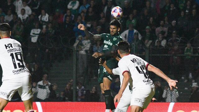 Javier Toledo fue amonestado por un golpe a Gustavo Velázquez.